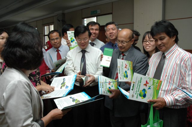 Perasmia Anugerah Sekolah Hijau 2011 & Pelancaran Buku Kitar Semula Oleh Y.B. Chow Kon Yeow